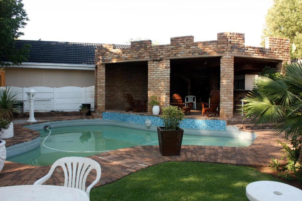 Just Tiffany Guest House & Conference Facility Potchefstroom Eksteriør bilde